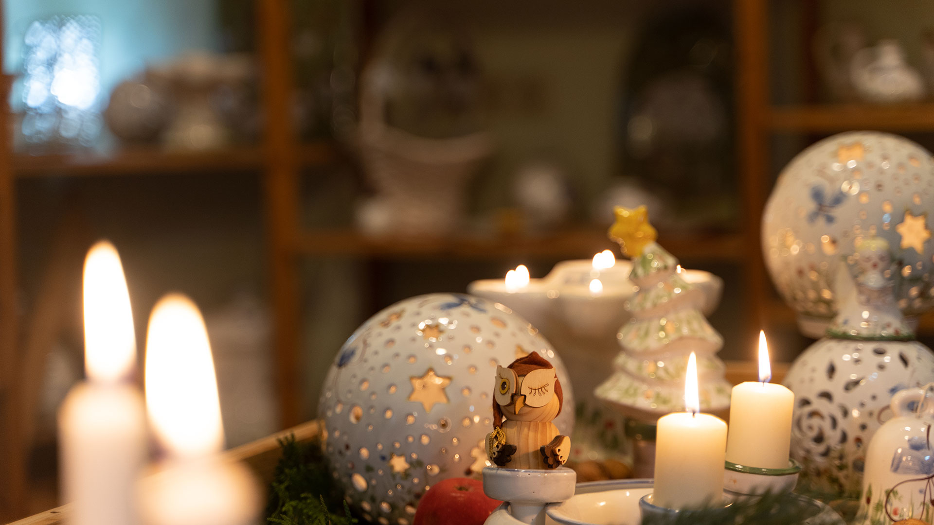 Weihnachtskeramik mit Eule und Kerzen